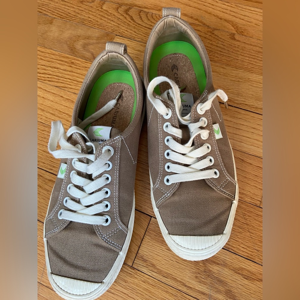 Cariuma Sneakers